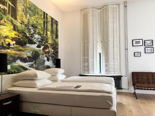 多廷赫姆鲁因兹赫别墅酒店的墙上画画的房间里设有两张床