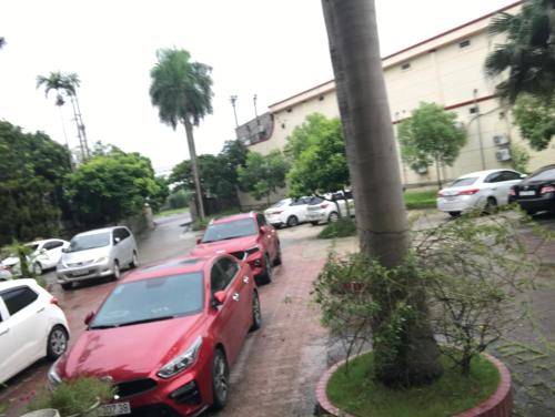 海阳Khách sạn Phương Đông的停在停车场的一群汽车
