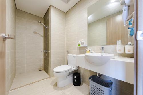 Gia Lâm PhoRimini house Homestay at Vinhome Ocean Park的浴室配有卫生间、盥洗盆和淋浴。