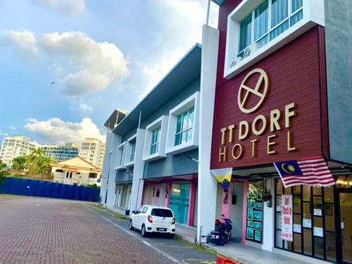 太平TT Dorf Hotel Taiping的前面有一辆白色汽车的酒店