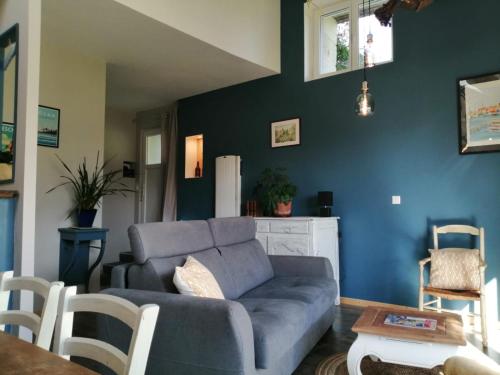 Saint-GervaisLa Place des Amis的客厅配有蓝色的沙发和桌子