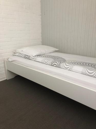 WilwerwiltzApartment " PENSCH "的一张位于带白色床垫的房间内的床铺