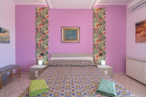 弗洛里迪亚A Casa Mia的一间卧室配有一张紫色墙壁的床