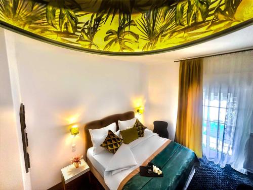 厄尔德Hotel Westermann的一间卧室配有一张大床和绿色沙发