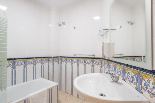 马罗Apartamentos Playamaro的一间带水槽和镜子的浴室
