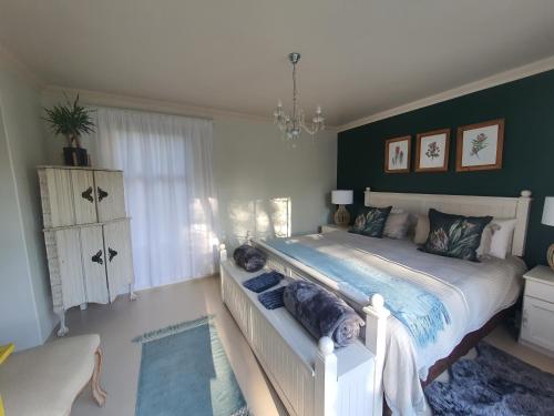 斯韦伦丹VILLA VERONA的一间卧室设有一张大床和绿色的墙壁