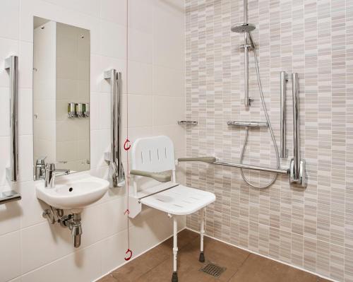 牛津牛津希尔顿汉普顿酒店的一间带水槽和淋浴的浴室