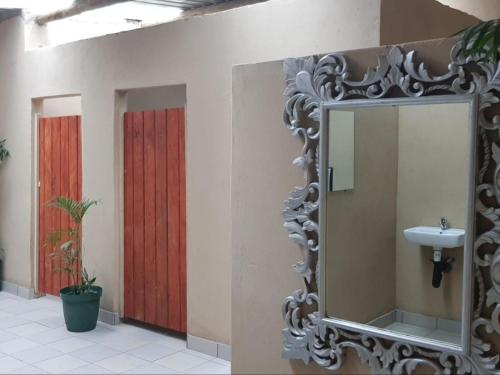 派恩敦Gibaland的浴室设有镜子、两个门和一个水槽
