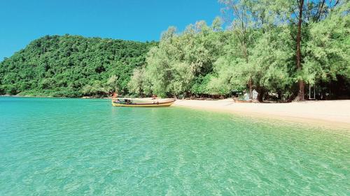 高龙撒冷岛桑布海滩别墅的海滩旁的水中小船