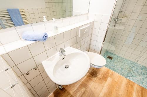 兰图姆Steger-Hüs Wohnung 02的白色的浴室设有水槽和卫生间。