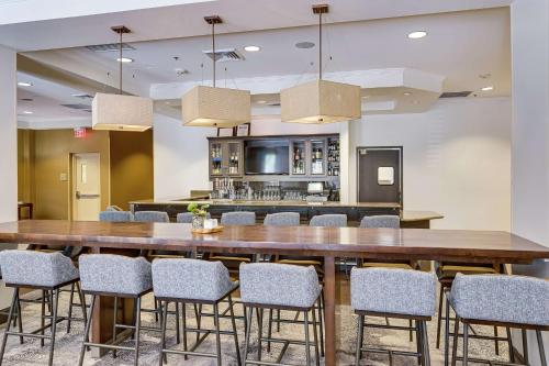 凤凰城菲尼克斯城机场北希尔顿花园旅馆的大型用餐室配有大桌子和椅子