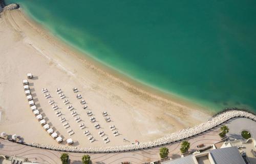 多哈Hilton Doha The Pearl的海滩上可停放汽车的顶部景色