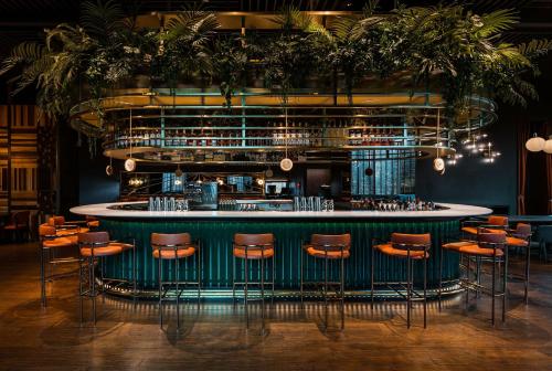 新竹新竹伊普索酒店的餐厅的酒吧,带凳子