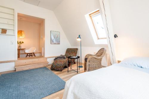 兰图姆Steger-Hüs Wohnung 26的卧室配有一张床和一张桌子及椅子