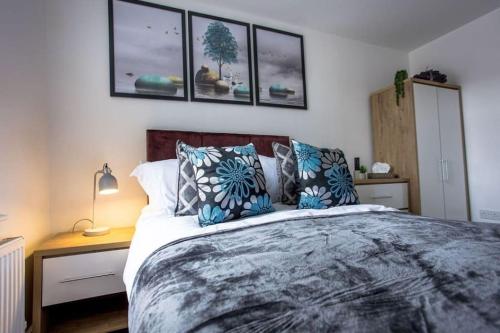 特伦特河畔斯托克Cosy Cruise Cribs Ltd的一间卧室配有带枕头的床