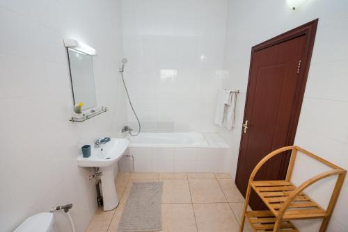 黑角Appartement Charmant et Lumineux的带浴缸、水槽和镜子的浴室