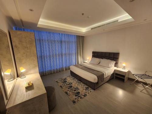 吉达فندق جرين ليف的一间卧室配有一张带两盏灯和地毯的床。