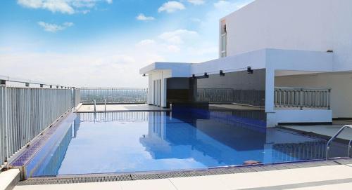 代希瓦勒Blue Ocean的建筑物屋顶上的游泳池