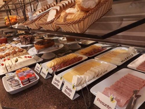 格拉玛多Hotel Premium的面包店内装有各种面包的展示箱