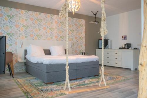 瓦赫宁根威里德酒店的一间卧室配有一张带秋千的床