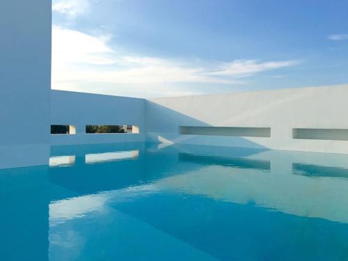 雅典luxury ph private pool+roof garden的享有天空游泳池的景色