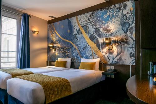 巴黎Hôtel du Parc Montparnasse的酒店客房设有两张床,墙上挂有绘画作品