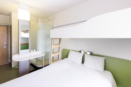 卢森堡宜必思经济酒店客房内的一张或多张床位