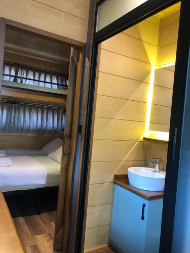 卡亚克Tiny house kayaköy kumquat的一间卧室配有双层床和水槽
