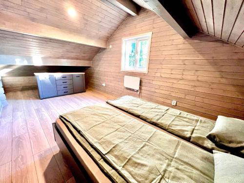 穆列什河畔圣乔治乌Vila Scandinavia的一间卧室,卧室内配有一张大床