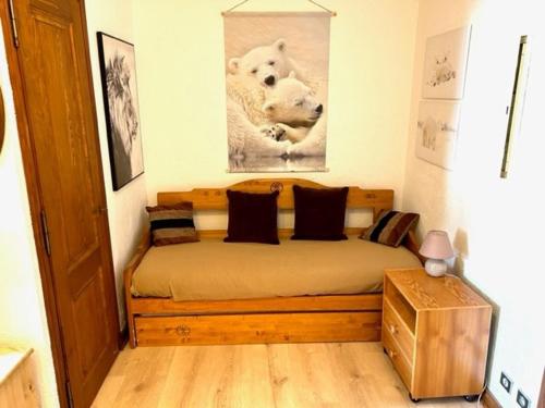 梅杰夫Studio Megève, 1 pièce, 4 personnes - FR-1-453-82的一间卧室,配有一张带北极熊照片的床