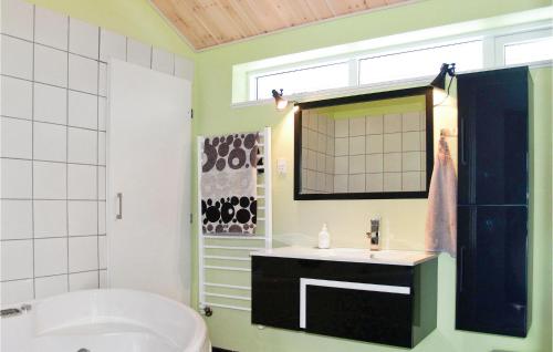 福旺Cozy Home In Frvang With Kitchen的浴室设有白色水槽和镜子