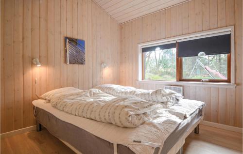 Øksenmølle4 Bedroom Gorgeous Home In Ebeltoft的一间卧室配有一张带床罩的床和窗户