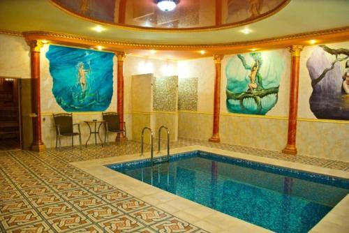 赫梅利尼茨基竞技场酒店的一座带游泳池的大楼内的大型游泳池