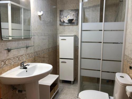 库姆布勒德尔索尔Paraíso的一间带水槽、卫生间和淋浴的浴室