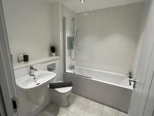 曼彻斯特Salford Townhouse 3 BR Home的一间带水槽、卫生间和淋浴的浴室