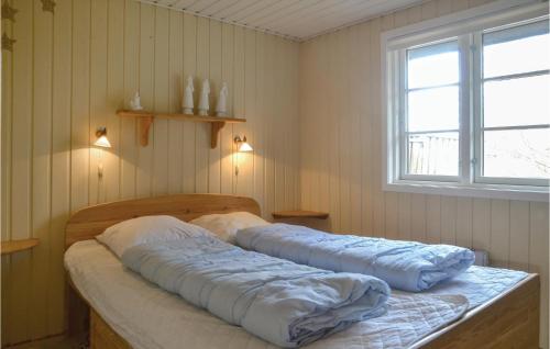 Sunds3 Bedroom Nice Home In Sunds的一间卧室配有一张带两个枕头的床