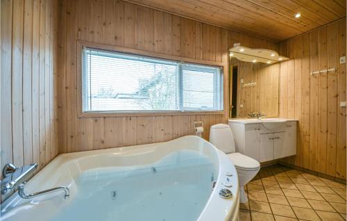 埃贝尔托夫特Amazing Home In Ebeltoft With Sauna的浴室配有白色浴缸和卫生间。