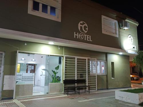 特尔马斯德里奥翁多Hotel FG的夜间在户外设有长凳的酒店