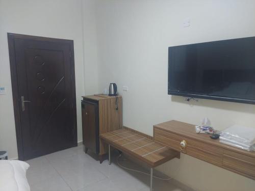 瓦迪穆萨Albasha的客厅配有电视和木桌。