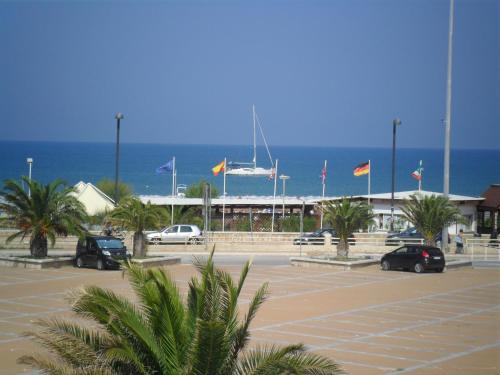 维耶斯泰Appartamenti Bramante的海滨停车场,有旗帜