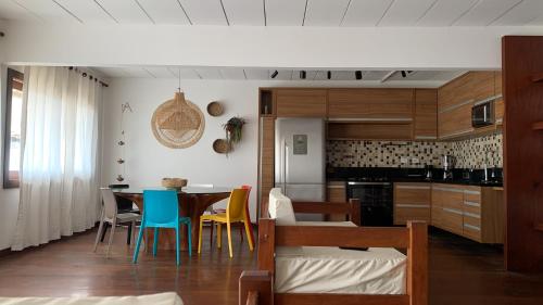 莫罗圣保罗Local Brasil House的厨房以及带桌椅的用餐室。