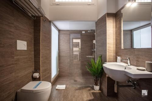 罗马那锡那里精品酒店的一间带水槽、卫生间和镜子的浴室