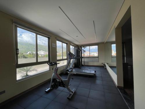 科恰班巴Hotel Catena的一间设有跑步机和窗户的健身房