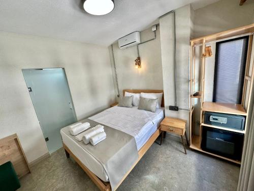 伊斯坦布尔Elegance House Hotel的一间卧室配有一张床和一台电视