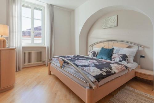 阿皮亚诺苏拉斯特拉达Apartment Perwanger的一间卧室配有一张带天蓬的大床
