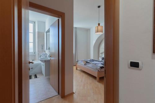 阿皮亚诺苏拉斯特拉达Apartment Perwanger的客房设有带一张床的卧室和一间浴室。