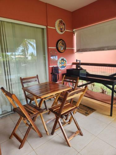 埃斯坦西亚Apartamento na Praia do Saco - Condomínio Villa das Águas的木桌和椅子以及钢琴