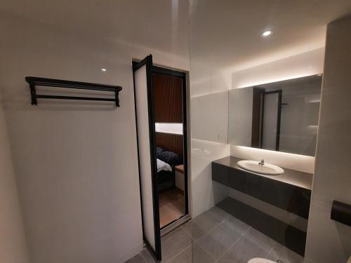 马六甲Melaka Homestay Best in Town 6+3 paxs的一间带水槽和镜子的浴室