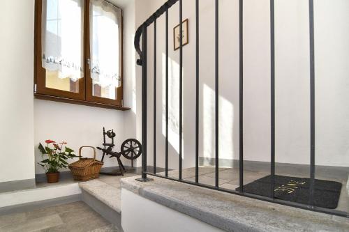 马莱斯科La Terrazza的房屋内有铁门的楼梯