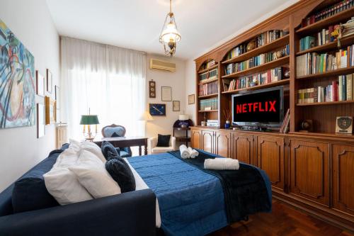 罗马{Free Parking} WI-FI - Netflix & A/C的一间带床和电视的客厅